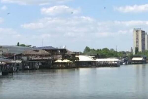 SCENA SPLAVA KOJI PLUTA SAVOM ZABRINULA GRAĐANE: Ko kontroliše plutajuće objekte u Beogradu?