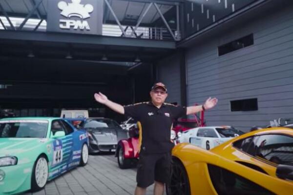 IMA NAJVEĆU KOLEKCIJU SUPERSPORTSKIH AUTOMOBILA U MALEZIJI: Poseduje i UNIKATE, ali to nije NAJZANIMLJIVIJE (VIDEO)