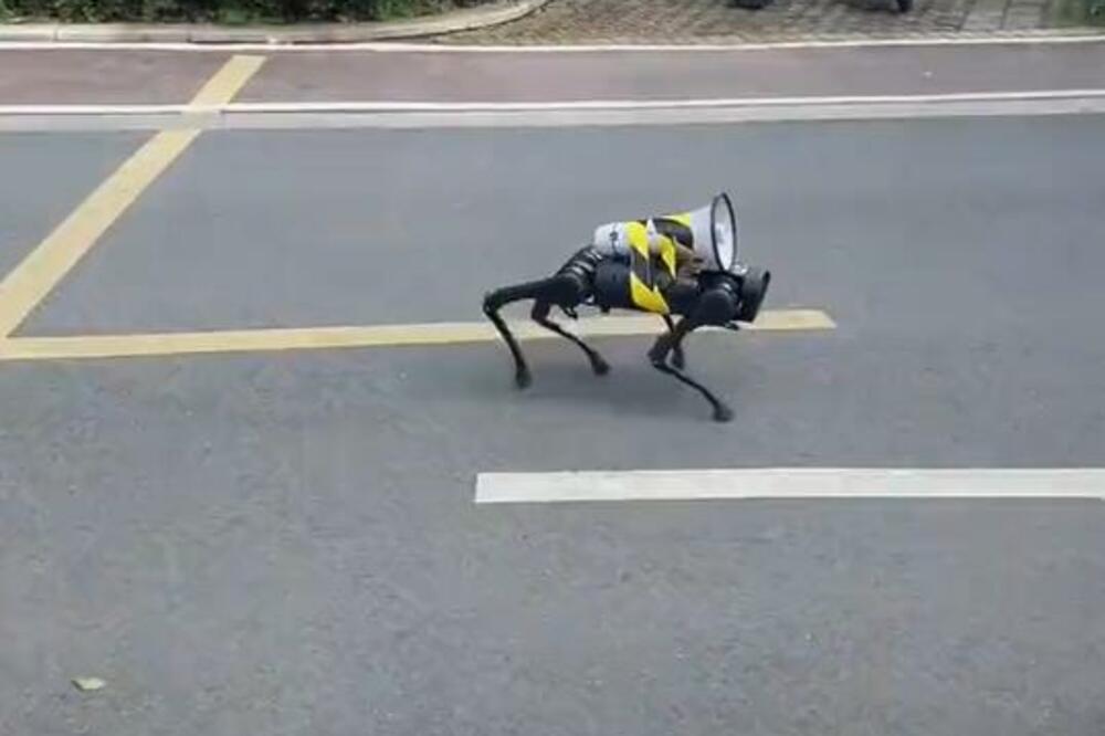 OVO JOŠ NISTE VIDELI! Kinezi "pripitomili" ROBOT-PSA da upozorava građane o novim merama
