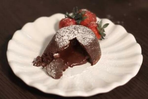 LAVA KOLAČ KOJI SE TOPI U USTIMA: Zavedite svoja nepca poznatim francuskim DEZERTOM, ko da ODOLI ? (RECEPT)