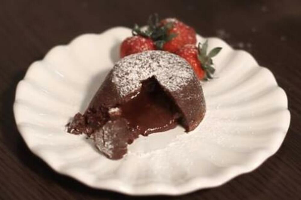 LAVA KOLAČ KOJI VREDI NAPRAVITI: Mrtva trka dal se brže pravi ili SMAŽE (RECEPT)