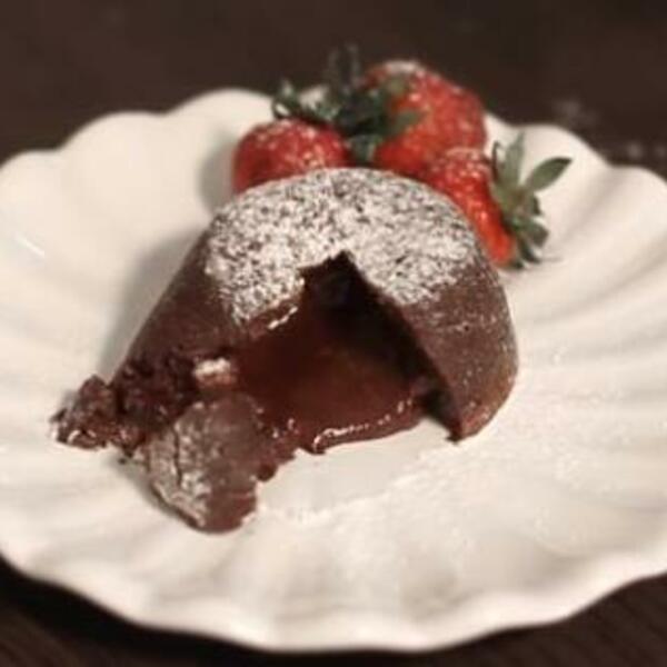 LAVA KOLAČ KOJI VREDI NAPRAVITI: Pravo uživanje za nepce, ne zna se da li se BRŽE PRAVI ili SMAŽE