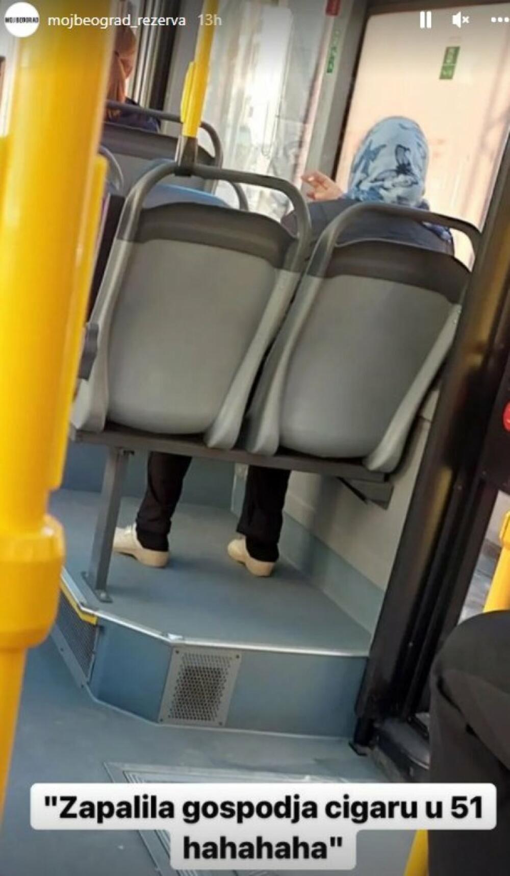 Žena puši cigraretu u autobusu