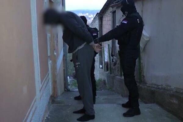 5 ŽENA IZ SRBIJE PODVODILO SIROMAŠNE DEVOJKE: "Robu" nudile PUTEM SAJTA, uhapšen i jedan muškarac!