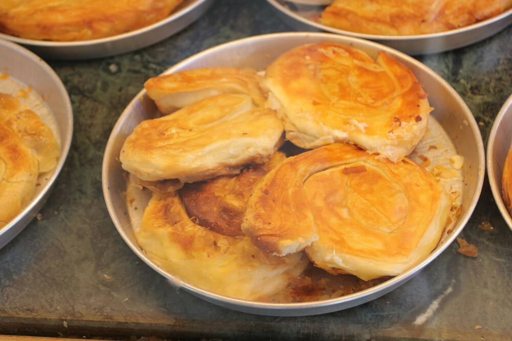 NARODE, EVO ŠTA U STVARI JEDETE PO PEKARAMA: Bivša pekarka otkrila istinu o srpskom pecivu!