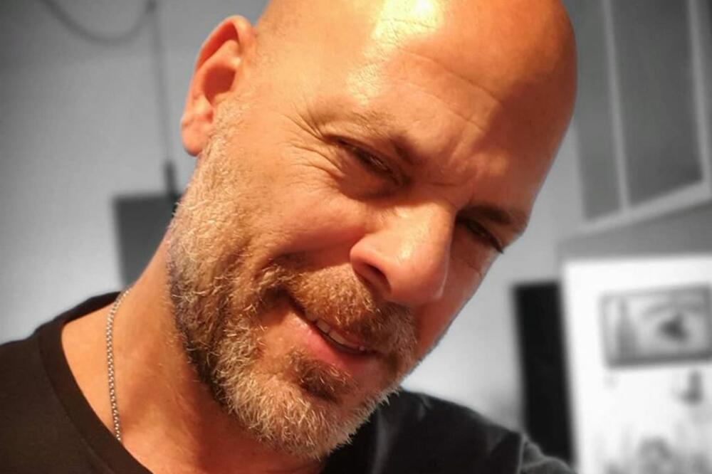 KAŽU DA SE RASPADA! Prva fotografija Brusa Vilisa posle saznanja da je TEŠKO BOLESTAN! (FOTO)