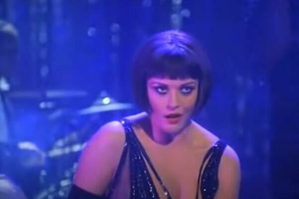 SKINULA SE POPULARNA GLUMICA I POKAZALA OVAJ DETALJ: Svi gledaju PRAVO u TO, a evo šta je napisala (FOTO)