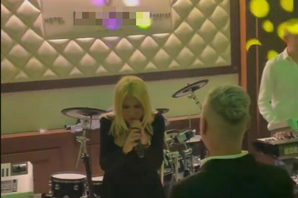 NAŠA VODITELJKA HOĆE DA POSTANE PEVAČICA?! Zgrabila MIKROFON pa pokazala GLAS, POZNATI OSTALI U ŠOKU!