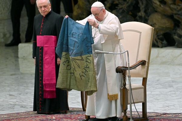 PAPA URADIO NEŠTO NEOČEKIVANO SA UKRAJINSKOM ZASTAVOM: Doneta mu je iz ovog ukrajinskog grada! (FOTO)