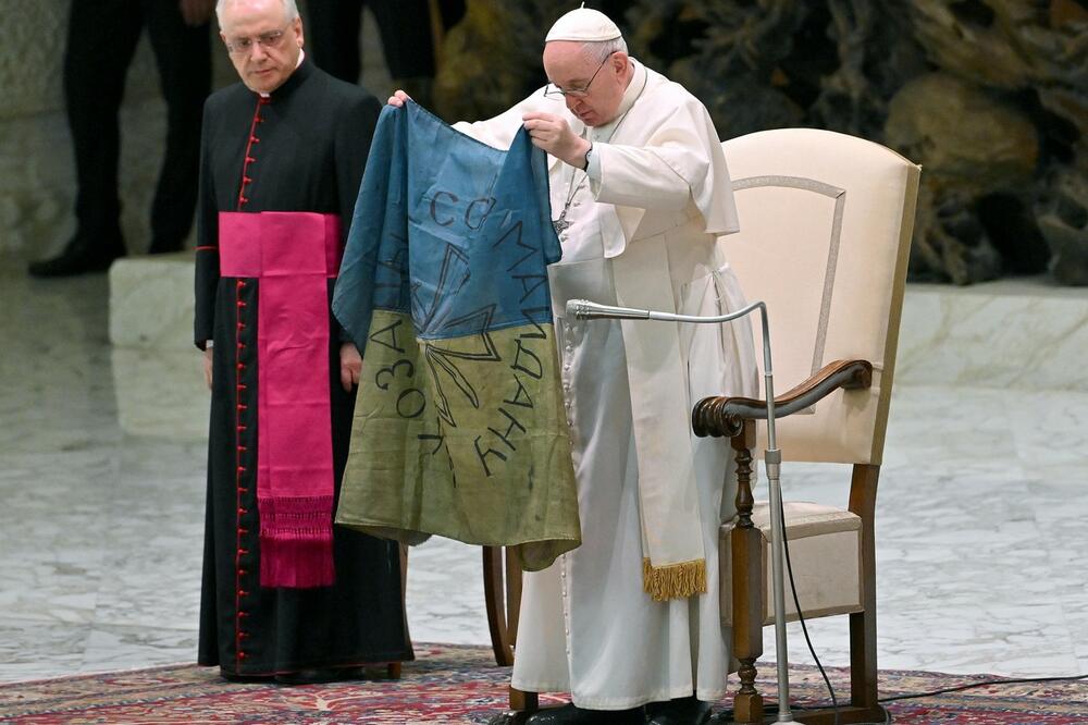 PAPA URADIO NEŠTO NEOČEKIVANO SA UKRAJINSKOM ZASTAVOM: Doneta mu je iz ovog ukrajinskog grada! (FOTO)