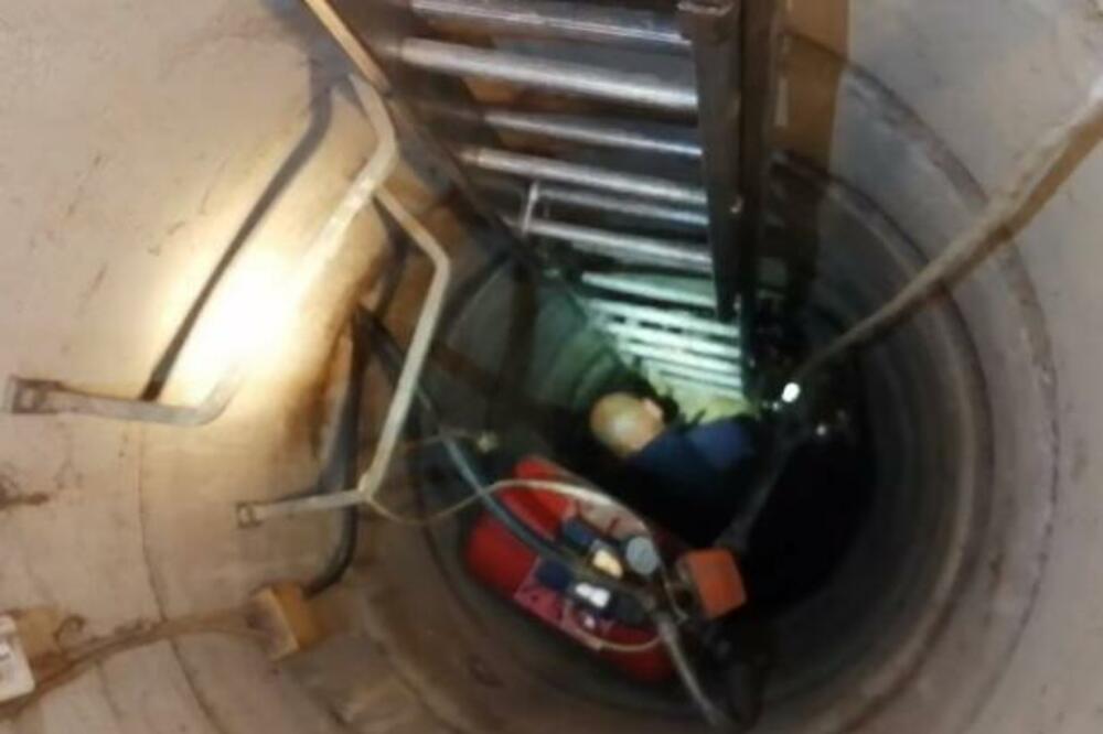 TITULA HEROJA DANA PRIPADA NJIMA: Vatrogasci izvukli PSA iz BUNARA, životinja provela 2 dana u vodi! (FOTO) (VIDEO)