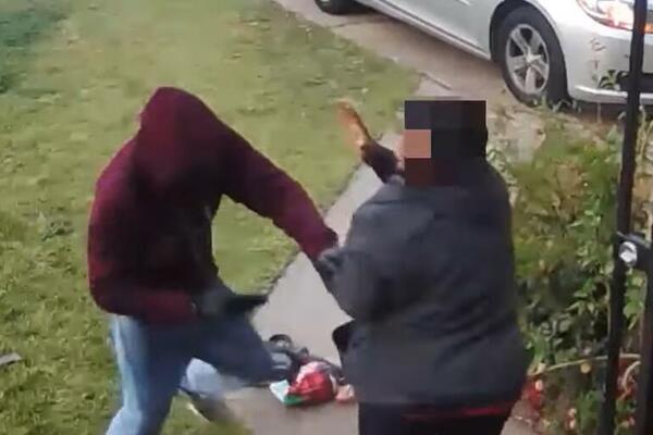 ŽENA OPLJAČKANA USRED BELA DANA I TO NA OČI NEPOKRETNOG SINA: Njegove REČI SLAMAJU SRCE, UŽAS NEVIĐENI (VIDEO)