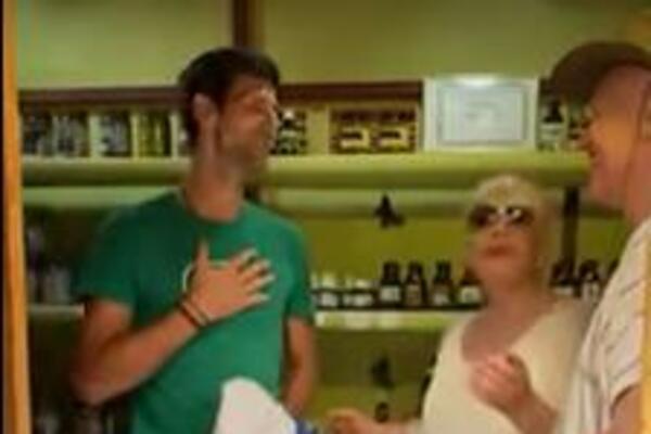 NOVAKOVA OMILJENA PESMA! REAGUJE ŠIROKIM OSMEHOM! Kao malo dete kada je upoznao pevačicu na Bosanskim piramidama!