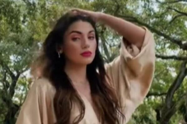 ZBOG JEDNE STVARI NA NJOJ, ŽENE JE PLJUJU NA SAV GLAS: Odlučila je da se SNIMI, svi gledaju u to (VIDEO)