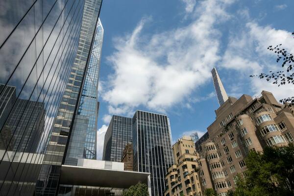 POZNATI BIZNISMEN SE BACIO SA KROVA ZGRADE U NJUJORKU: Dan pre TRAGEDIJE od supruge zatražio OVO!