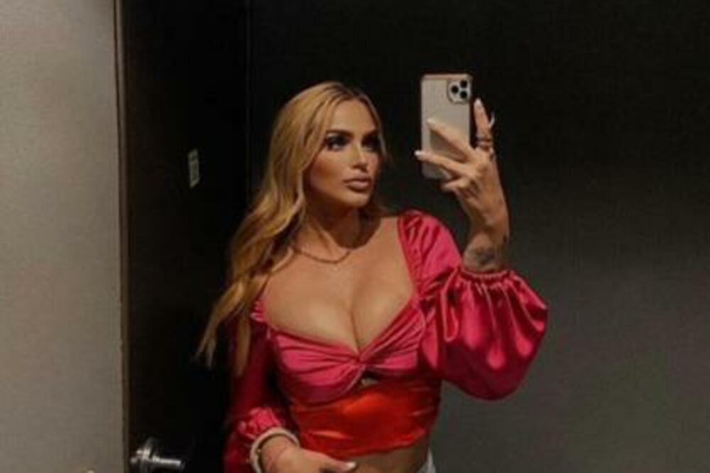 VRELA VODITELJKA ŽARI I PALI FUDBALSKIM TERENIMA! Zbog nje su Srbi poželili Meksiko u grupi, BRUTALNO izgleda! FOTO