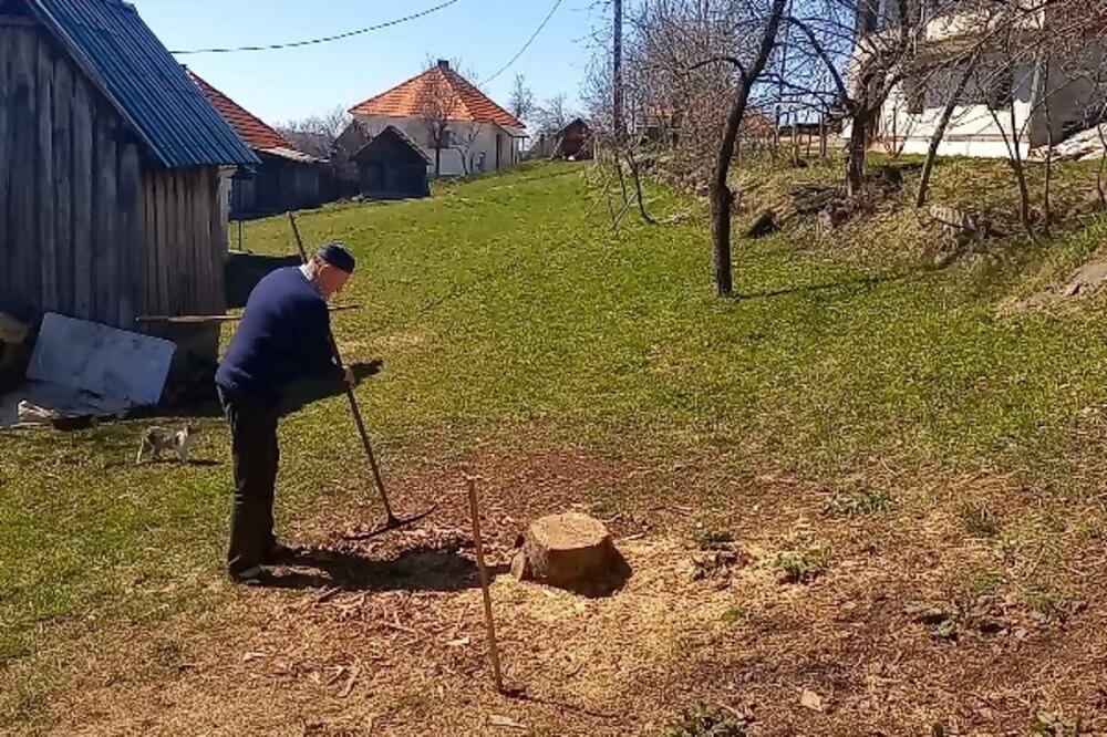 DEDA RADOSAV VEĆ 80 GODINA DRŽI DO OBIČAJA: Zapalio je vatru ispred kuće na Blagovesti, evo i zašto! (FOTO)