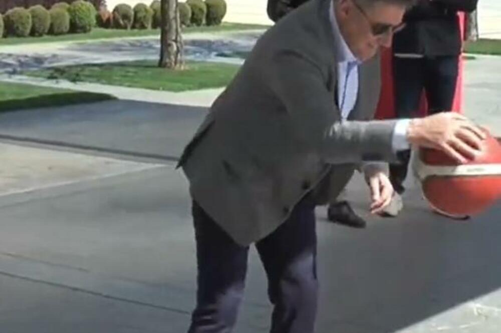 DRIBLA I SA KOŠARKAŠKOM LOPTOM! Piksi umećem ostavio Pešića bez teksta! (VIDEO)