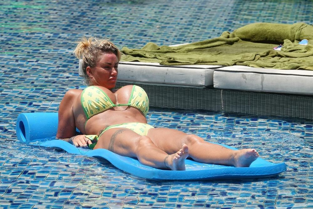 BILA JE SIMBOL LEPOTE A SADA SE UNIŠTILA PLASTIČNIM OPERACIJAMA: Život joj visi o koncu zbog pomahnitalih poteza!