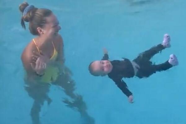 NEVEROVATAN SNIMAK: Bacili su BEBU u bazen, DESILO SE OVO (VIDEO)