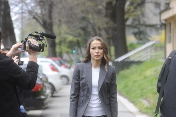 DIJANA HRKALOVIĆ STIGLA U SUD! Niko nije primetio OVAJ detalj na njoj, vešto je krila! (FOTO)