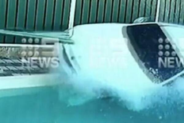 AUTOMOBILOM PROBILA OGRADU I ZAVRŠILA U BAZENU: Počela je da se DAVI, DRAMATIČNI SNIMCI (VIDEO)