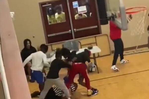 HAOS NA KOŠARKAŠKOJ UTAKMICI! Sudija BRUTALNO pretučen, nije uspeo da pobegne sa terena! (VIDEO)