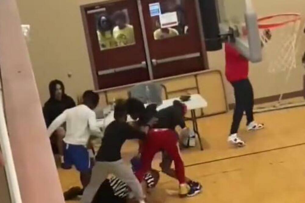 HAOS NA KOŠARKAŠKOJ UTAKMICI! Sudija BRUTALNO pretučen, nije uspeo da pobegne sa terena! (VIDEO)