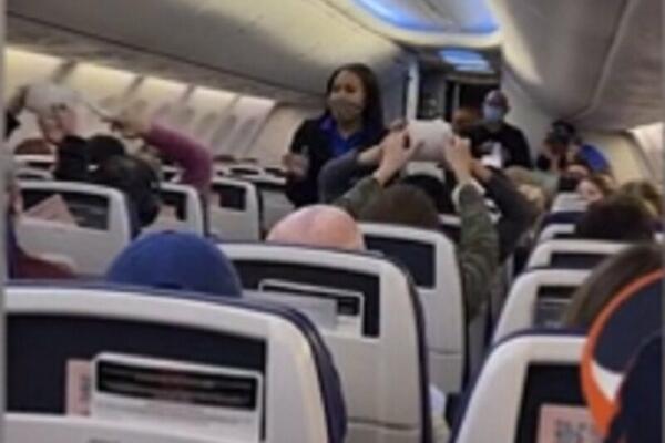 STJUARDESE UZELE ROLNE TOALET PAPIRA I KRENULE DA DIVLJAJU PO AVIONU: Ne biste NIKAD o čemu je REČ! (VIDEO)