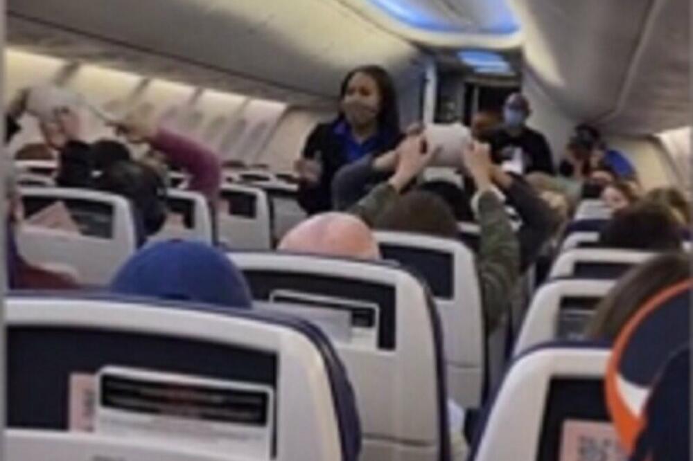 STJUARDESE UZELE ROLNE TOALET PAPIRA I KRENULE DA DIVLJAJU PO AVIONU: Ne biste NIKAD o čemu je REČ! (VIDEO)