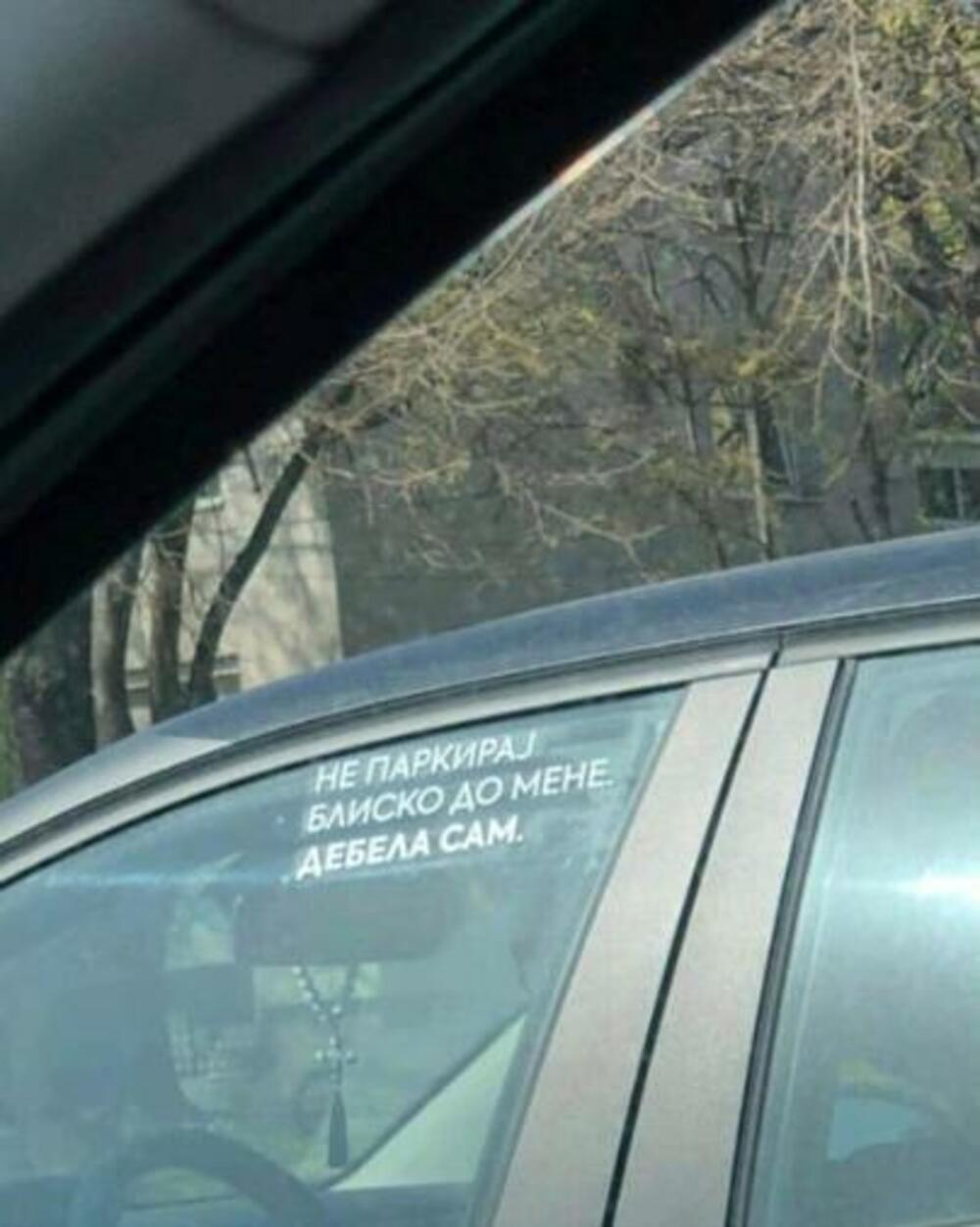 Nalepnica na automobilu 