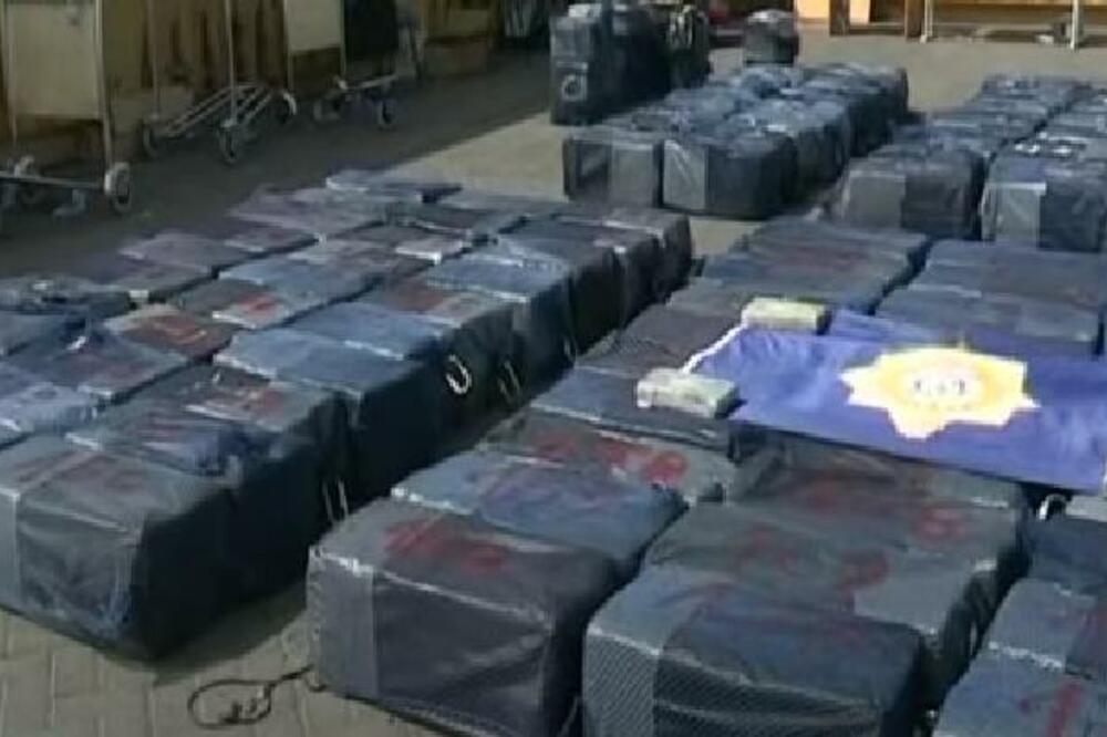 UHAPŠENO 34 LJUDI, MEĐU NJIMA I DEVOJČICA (14): Zaplenjena nadrealna KOLIČINA DROGE!