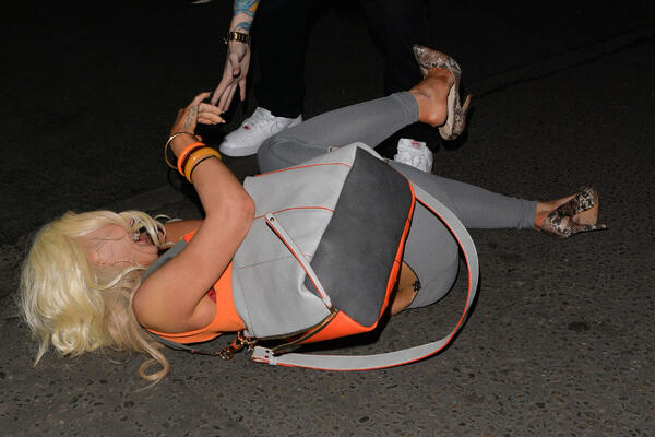 SVET JE DOTAKAO DNO: Starleta priznala da ima ODNOSE sa POLUBRATOM svoje ćerke!