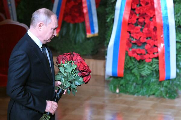 PUTIN SE OPROSTIO OD ŽIRINOVSKOG: Na ceremoniju stigao sa BUKETOM ruža, a evo šta je uradio pored SANDUKA! (VIDEO)
