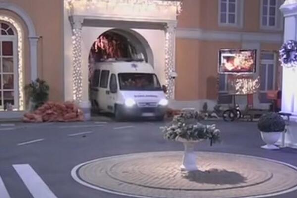 OVO JE BILA NAJMONSTRUOZNIJA POVREDA IKADA U SRPSKOM RIJALITIJU: Hitna pomoć je ušla u Zadrugu i ODVELA GA!