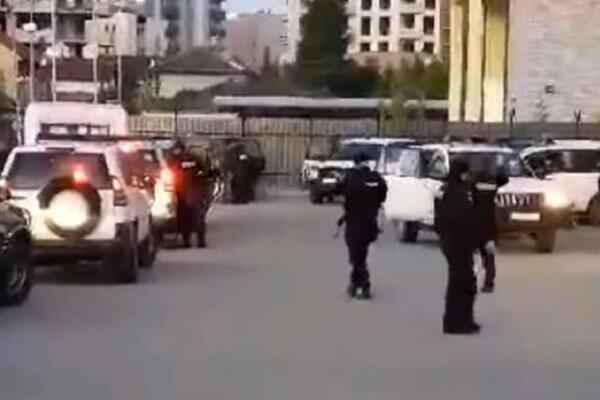 POGLEDAJTE SNIMAK UPADA ROSU U ŠTRPCE: Blokirali 3 prodavnice, naoružani u potrazi za SRPSKOM robom (VIDEO)