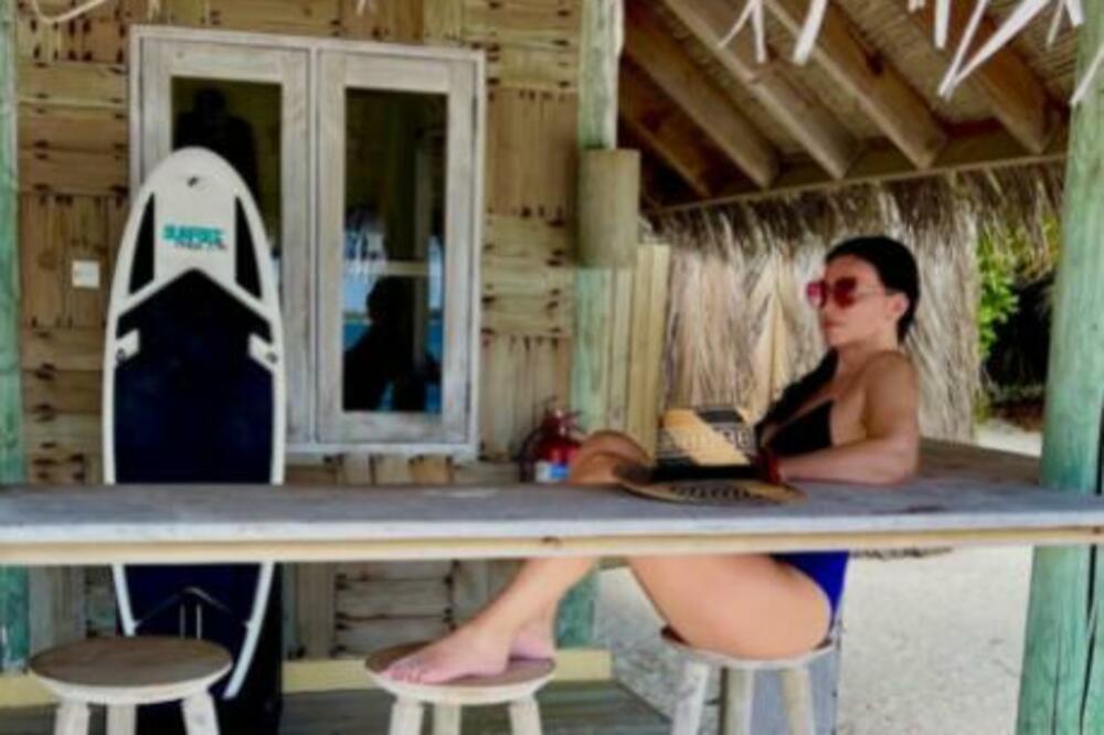 OMILJENA HRVATICA SE TOPI U ZAGRLJAJU SRPSKOG VODITELJA! OBGRLIO JE OKO STRUKA, ONA MU MAZI BRADU: Baš su dobar PAR