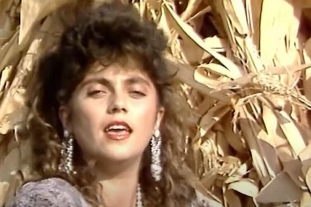 KARIJERU NIJE GRADILA NA SKANDALIMA! PREPOZNAJETE LI SRPSKU PEVAČICU SA SLIKE? Njene hitove SVI znamo!