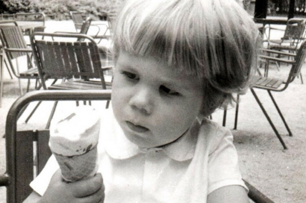 DA LI PREPOZNAJETE NAJPOZNATIJEG SRPSKOG GLUMCA? Preminuo mu je sin (3) 2017. godine, on danas ima 57! (FOTO)