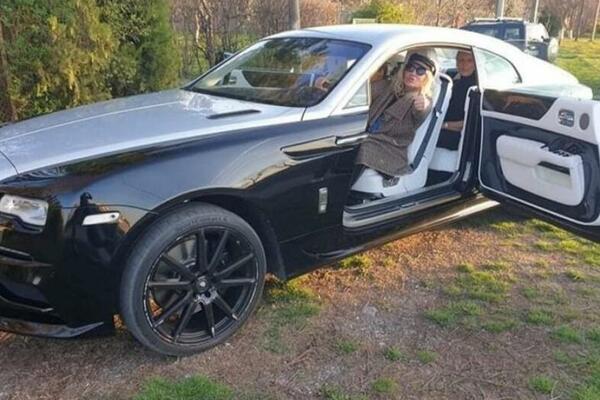 NADA TOPČAGIĆ VRAĆA KOLA JER NEMA ZA GORIVO: Ima se za Rols Rojs, ali ne i za odžavanje! (FOTO)
