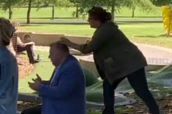 NAPADNUT POLITIČAR USRED PARKA: Žena mu se prikrala sa leđa, pa uradila OVO!