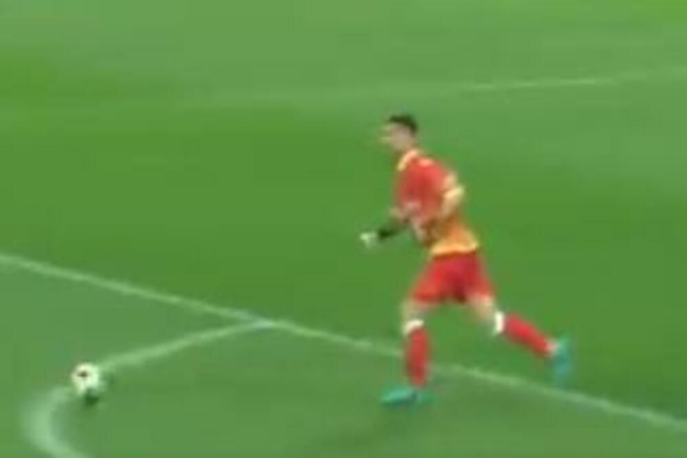 ITALIJA BRUJI O ČUDESNOM POGOTKU! Golman dao gol preko celog terena! (VIDEO)
