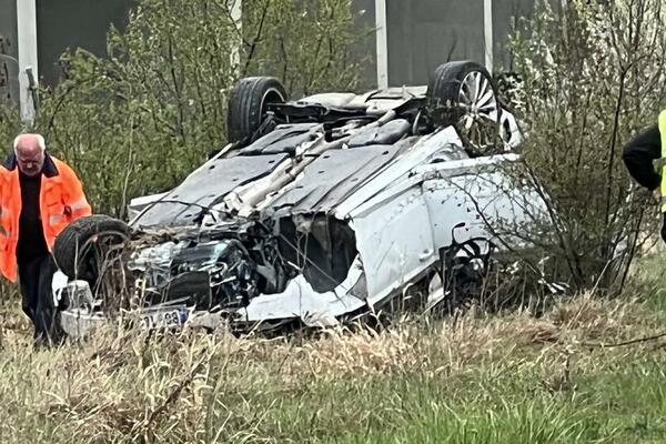 POZNATO STANJE POVREĐENIH U TEŠKOJ NESREĆI U SUBOTINCU: Auto se prevrnuo na KROV, kombi SMRSKAN