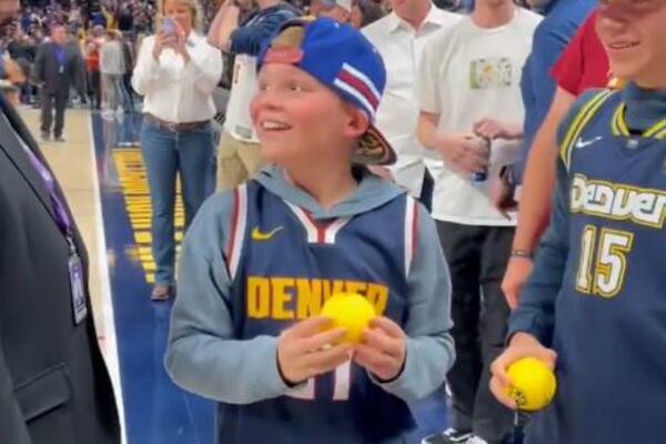 I U ELEGANTNOM ODELU JE NAŠAO NAČIN DA ODUŠEVI! Jokić "prostim" trikom zadivio navijača! NEPROCENJIV IZRAZ LICA!