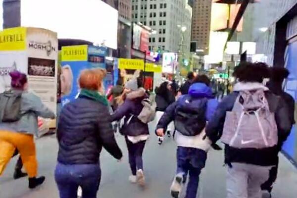 PREPLAŠENI TURISTI U PANICI BEŽALI SA TAJMS SKVERA! 3 požara u šahtovima dovela do JAKE eksplozije (VIDEO)