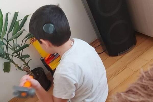 MALI ĐORĐE IZGUBIO JE SLUH U TREĆOJ GODINI: Potrebno mu je 12.000 evra da bi živeo normalno!