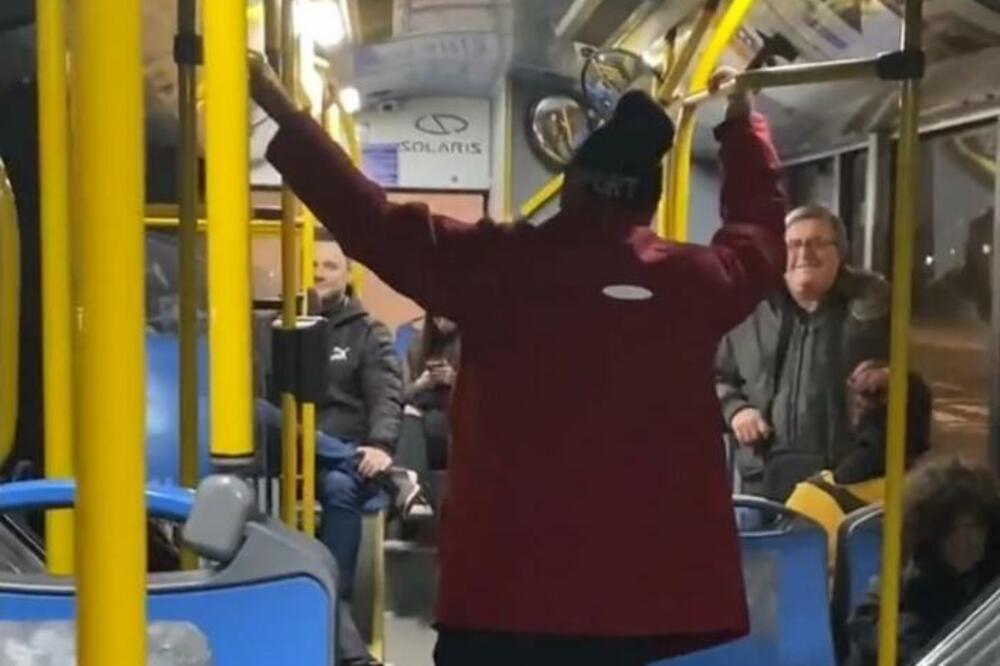 ČOLA IZ GSP-A! Nepoznati pevač ODUŠEVIO BEOGRAĐANE, svojim glasom svima ulepšao vožnju! (VIDEO)