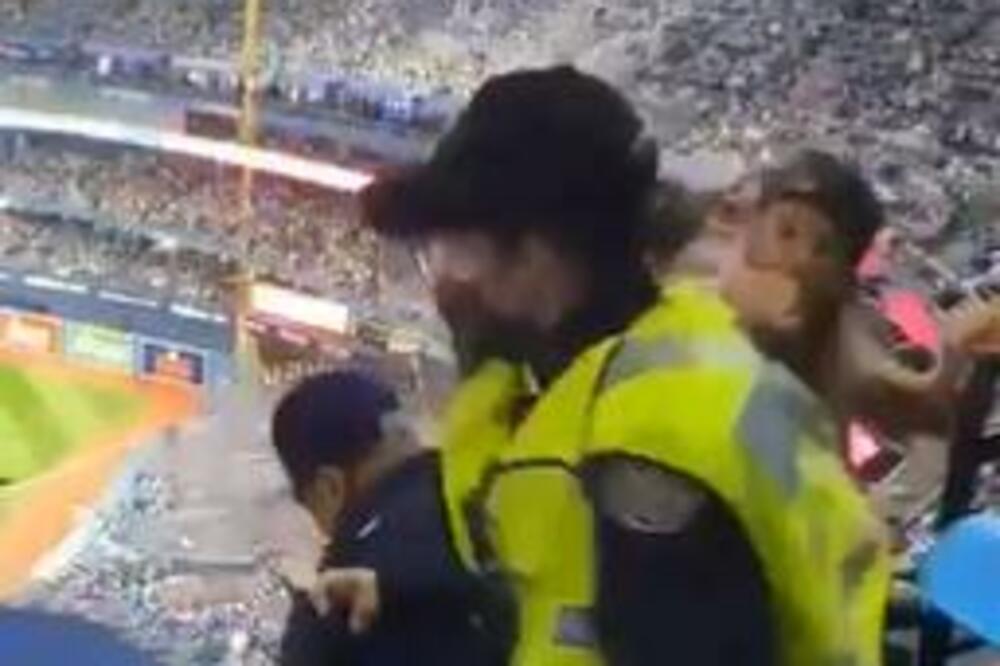 ŠTA TI JE TREBALO TO?! Greška života! UDARILA POLICAJKU NA TRIBINAMA! Munjevita reakcja! (VIDEO)