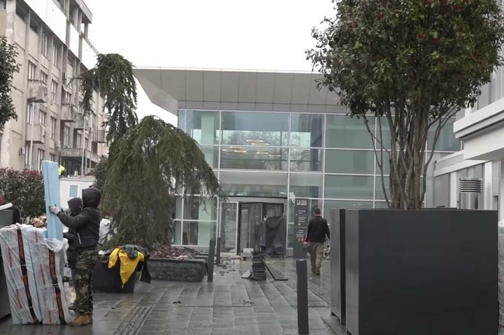 DRAMA NA KLINIČKOM: Preti da će SKOČITI SA TOPLANE