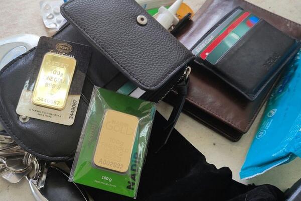 ŽENA POKUŠALA DA PROKRIJUMČARI VREDNE POLUGE: Uhvaćena je na Gradini sa SKUPIM ZLATOM! (FOTO)